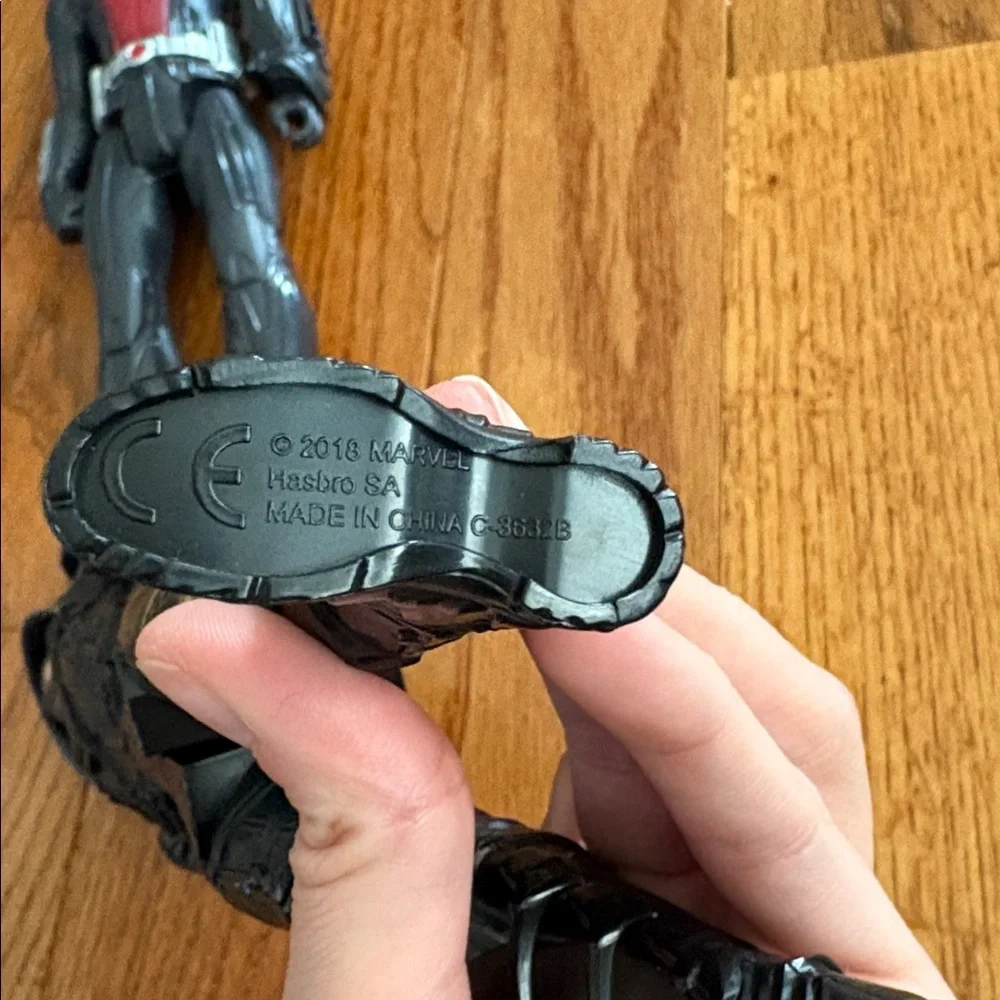 Antman and Hawkeye action figures - Picture 10 of 10